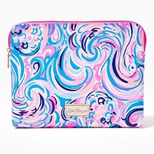 Lilly Carryall Pouch (NWOT)
